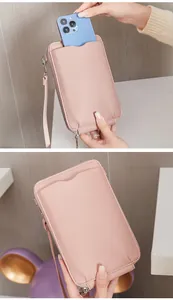 Détail du sac à téléphone en cuir rose montrant la fermeture éclair et sa grande capacité