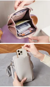 Détail d'un sac téléphone en cuir rose avec fentes pour cartes et grande capacité