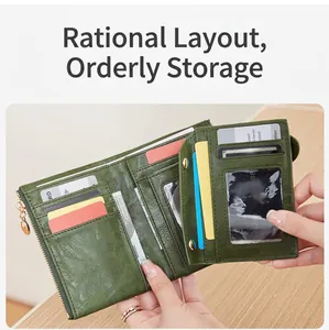 Detalle de la estructura interna de una cartera de cuero verde con ranuras para tarjetas