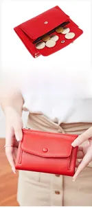 Dettaglio portafoglio donna in pelle martellata rossa con scomparto monete e zip doppia