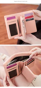 Vue détaillée de l'intérieur du portefeuille en cuir rose avec fentes pour cartes