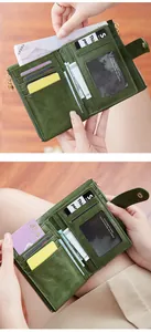 Détails du portefeuille en cuir vert foncé avec fentes pour cartes et fenêtre photo