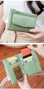 Dettaglio interno di un portafoglio in pelle verde con scomparti per carte e cerniere