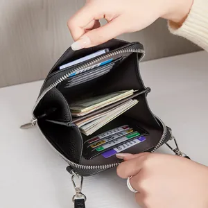 Détail intérieur du sac de téléphone en cuir grainé noir avec fentes pour cartes