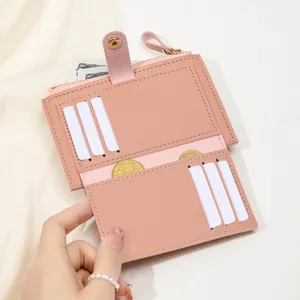 Vue détaillée du porte-cartes rose en cuir PU avec 6 fentes et poche zippée pratique