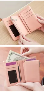 Vue détaillée du portefeuille rose avec fentes pour cartes et fenêtre pour photo