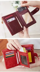Détail du portefeuille en cuir rouge avec plusieurs fentes pour cartes et poche zippée
