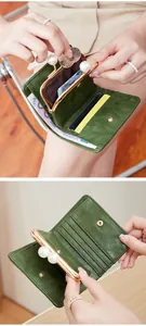 Détails du portefeuille vintage vert foncé avec fermoir perle, fentes et porte-monnaie