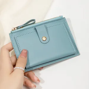 Petit portefeuille fin en cuir bleu clair avec fermeture éclair et bouton pression