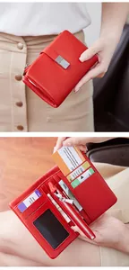 Détails du portefeuille rouge en cuir avec fentes pour cartes et poche zippée