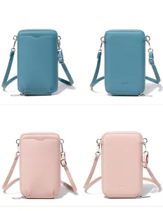 Détails des sacs de téléphone en cuir grainé bleu et rose avec des bandoulières fines