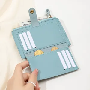 Petit portefeuille bleu clair en cuir avec fentes pour cartes et fermeture éclair