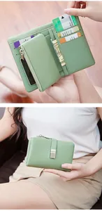 Vue détaillée du portefeuille en cuir vert menthe avec fentes pour cartes et poche zippée