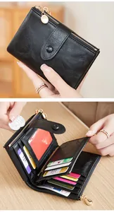 Détails du portefeuille en cuir noir avec zips dorés et compartiments multi-cartes