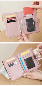 Structure interne du portefeuille rose poudré avec fentes pour cartes et poche zippée
