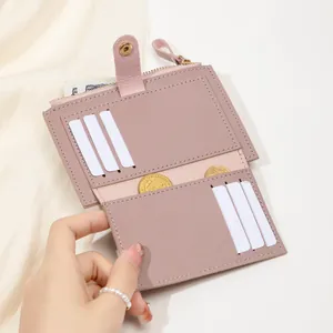 Détail du portefeuille rose mince avec six fentes pour cartes et poche zippée