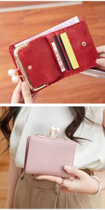Vue détaillée du portefeuille vintage pour femme avec fermoir perle et porte-cartes