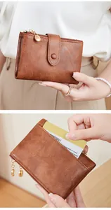 Détail du portefeuille en cuir vintage marron avec double fermeture et fentes de cartes