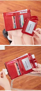Dettaglio del portafoglio in pelle rossa con slot per carte e tasca portamonete a zip
