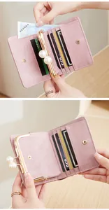 Détail du portefeuille rose vintage avec fermoir perle et fentes pour cartes intérieures