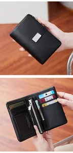 Détails d'un portefeuille femme en cuir avec fentes pour cartes et boucle en métal