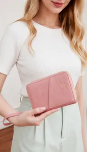 Λεπτομέρεια ροζ θήκης διαβατηρίου RFID με φερμουάρ και λουράκι καρπού