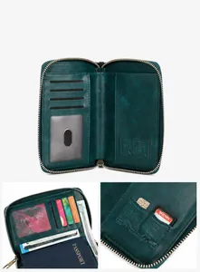 Vista macro de la cartera para pasaporte RFID con ranuras para tarjetas y textura de cuero