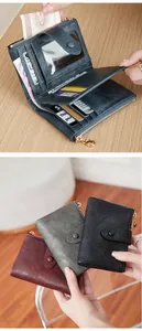 Détail des fentes pour cartes et de la fenêtre ID sur le portefeuille en cuir vintage