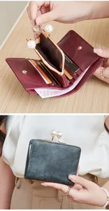 Détails du portefeuille vintage avec plusieurs fentes pour cartes et fermoir perle