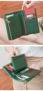 Détails de l'intérieur du portefeuille en cuir vert avec fentes pour cartes et zip