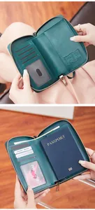 Detalle de cartera de viaje en cuero verde azulado con protección RFID y ranuras para tarjetas SIM