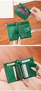 Dettaglio macro del portafoglio in pelle verde smeraldo con slot per carte e porta tessere