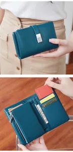 Détail du portefeuille en cuir bleu sarcelle montrant les fentes pour cartes et le zip