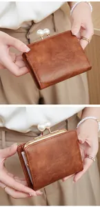 Détail d'un portefeuille marron vintage avec fermoir perle et matière en cuir texturé