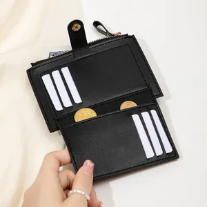 Porte-cartes slim en cuir noir grainé avec 6 fentes et une poche zippée en gros plan