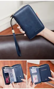 Vista macro de la funda de pasaporte RFID en cuero azul con ranuras para tarjetas y SIM