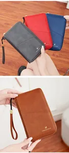 Détails du portefeuille passeport RFID avec logo avion et plusieurs coloris disponibles