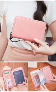 Detalle de cartera rosa para pasaporte con bloqueo RFID, ranuras para tarjetas y cierre