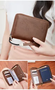Detalle de la funda de pasaporte de cuero RFID con ranuras para tarjetas y soporte SIM
