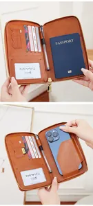 Détails de l'intérieur du porte-passeport RFID avec fentes pour cartes et poche téléphone