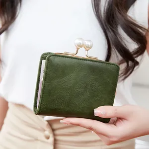 Portefeuille vintage vert olive avec fermoir perle élégant et cuir à grain fin