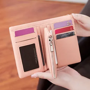 Portefeuille femme rose pâle à trois volets avec fentes pour cartes et poche zippée