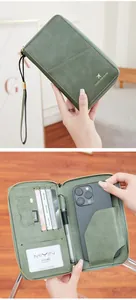 Détail intérieur du protège-passeport RFID avec emplacements cartes et compartiment téléphone