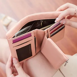 Portefeuille femme rose en cuir grainé avec fentes pour cartes et compartiment monnaie