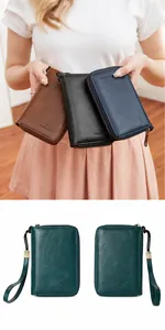 Detalle de carteras de viaje RFID en varios colores con correas de mano profesionales