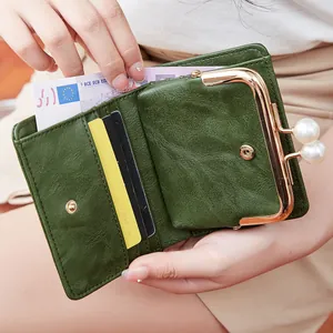 Portefeuille femme en cuir vert foncé avec fermoir perle et compartiments cartes