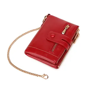 Portafoglio rosso in pelle con catena dorata e tasche multiple dotate di chiusura lampo