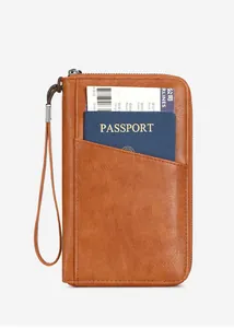 Étui passeport RFID en cuir litchi marron avec lanière et fermeture éclair en gros plan