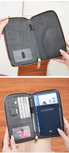 Détail intérieur du protège-passeport RFID avec fentes pour cartes et stylo