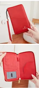 Détail de l'intérieur du protège-passeport RFID rouge avec fentes pour cartes et SD
